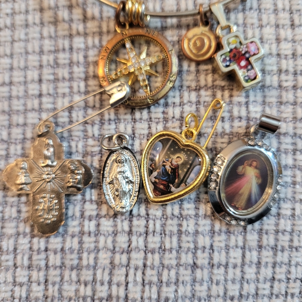 Religius Cristal cross, pins, and more. - Picture 4 of 9